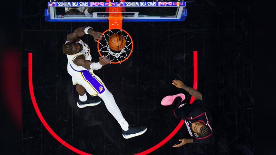 中锋艾顿加盟湖人如鱼得水表现佳！老妈亲煮牙买加大餐感谢大家