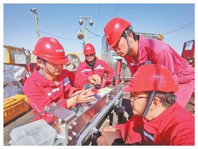 施工人员在伊拉克米桑油田布设光纤。李 斌摄