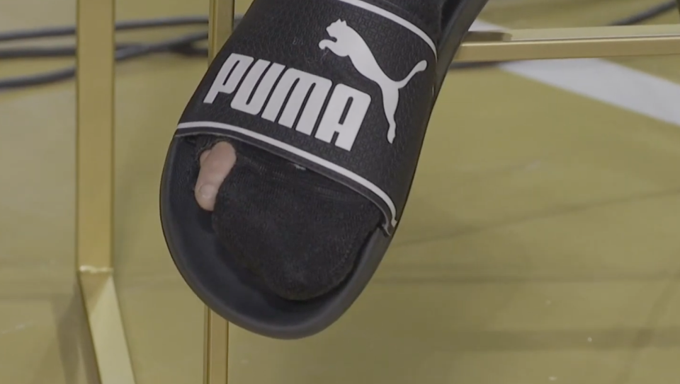 科勒克穿着破洞袜子！格里芬调侃：你的奖金能买一百万双袜子