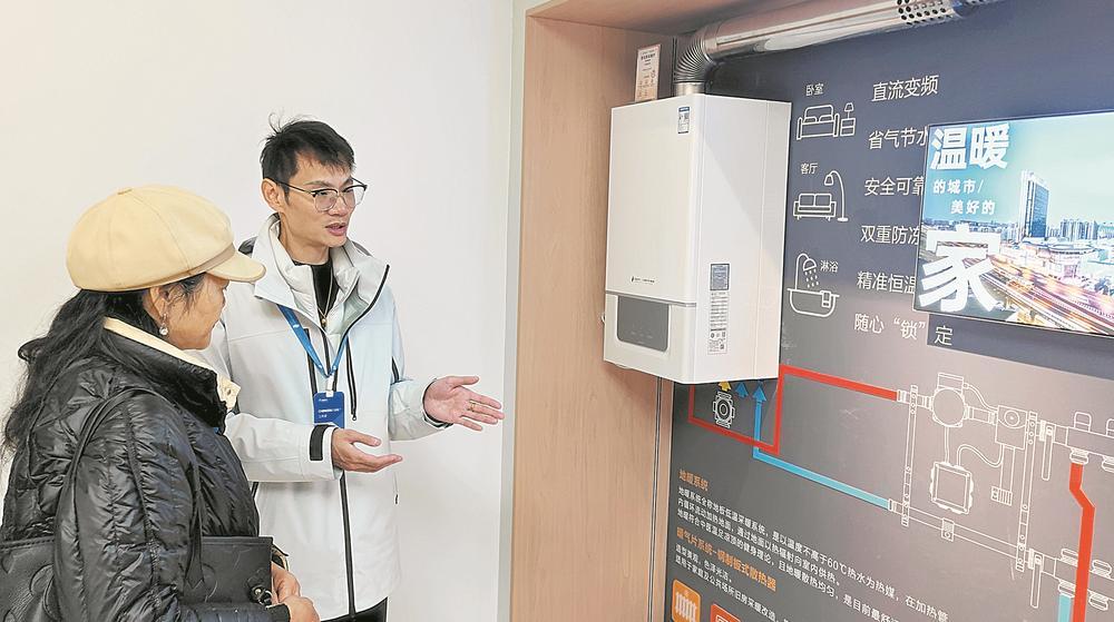 工作人员为社区居民解答燃气问题。