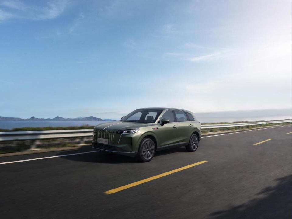 入门版就带冰箱沙发+双彩电，红旗HS6 PHEV比新势力更新势力？