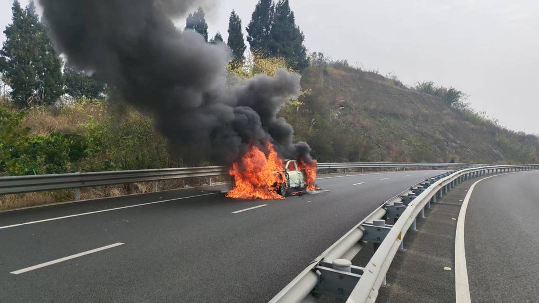 四川一绕城高速燃油车惊险自燃 车内人员在起火前成功逃生