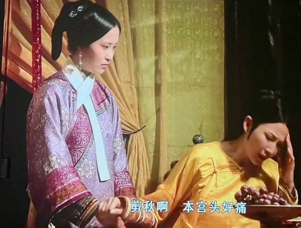 香港偶遇蔡少芬和剪秋逛街，两人挽手同行关系超好，打扮都接地气