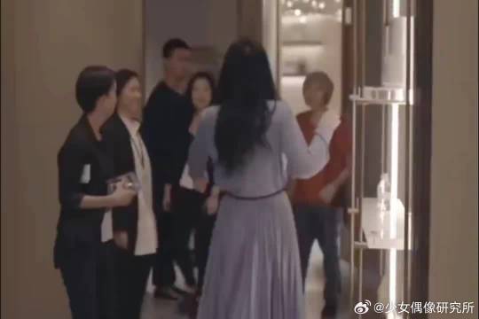 童童帮妈妈拍照，温馨的一幕