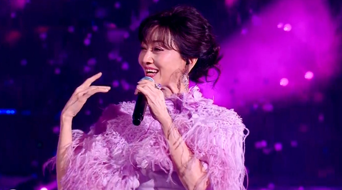 赵雅芝和齐溪活力之夜合唱舞台《甜蜜蜜》，不老女神！