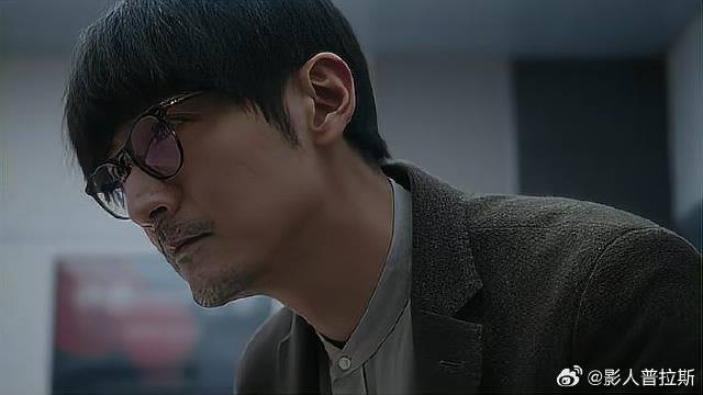 美女想要舆论谴责老总 怎料小伙为了保住公司，阻止她做！