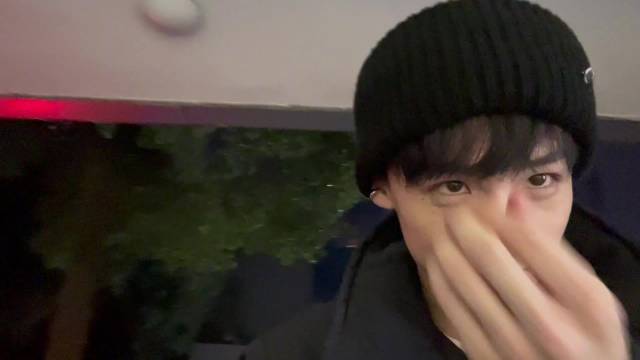 白敬亭受访逻辑清晰真诚推荐北京涮肉