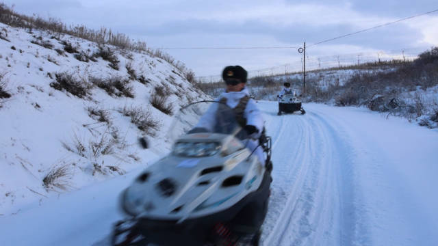骑上心爱的小摩托！和边防官兵一起踏雪巡逻