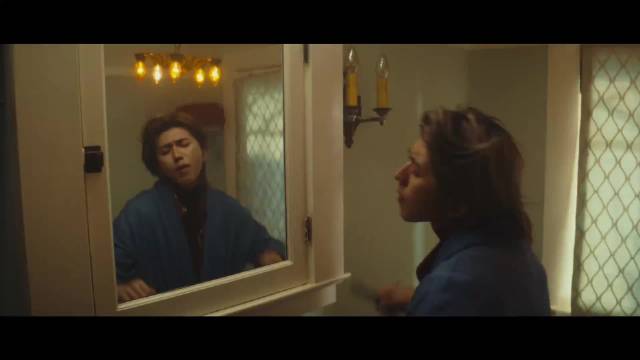 蔡徐坤新歌MV曝光居家日常，浴室客厅卧室展现随性生活