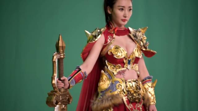 柳岩拍摄花絮 这刀看着好重 提起来放下去的好用力