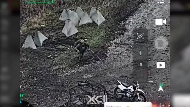 俄兵骑摩托突破防线遭无人机击中，徒步前进被狙击手爆头