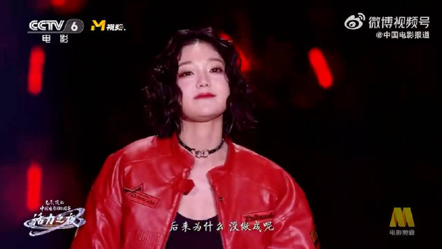 带来歌曲《热辣滚烫》，高亢的嗓音配上超稳台风，瞬间点燃成都的热情氛围