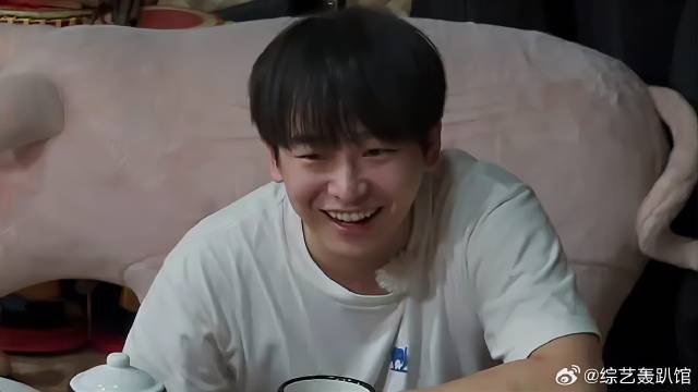 黄磊点歌变换不定，谁料何炅一句话，彭彭乐坏了！