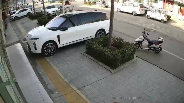 蔚来ES8脚踢传感器灵敏，蓝牙连接状态下可开启