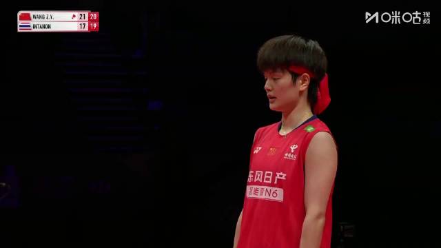 世界羽联年终总决赛女单，王祉怡2-0战胜因达农，以两连胜战绩小组出线！