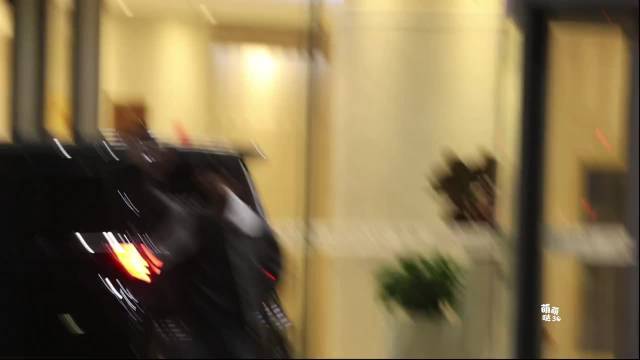 吴磊深夜现身机场走错登机口,新剧组行程满档