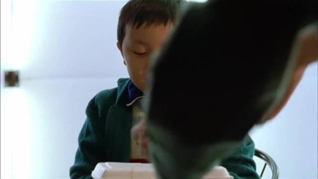 男孩误入父亲卧底犯罪集团遭暴打