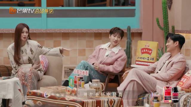 泷泷又开始调皮 周兴哲脖子上不能有布料