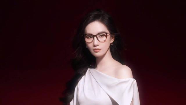 刘诗诗眼镜造型花絮照释出，书卷气与精英感并存