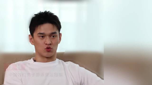 孙杨时隔1680天复出夺冠泪洒泳池