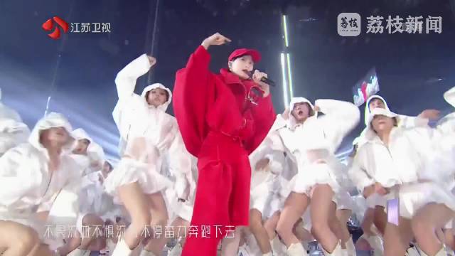 李宇春十首金曲串烧再现经典，舞台光芒万丈