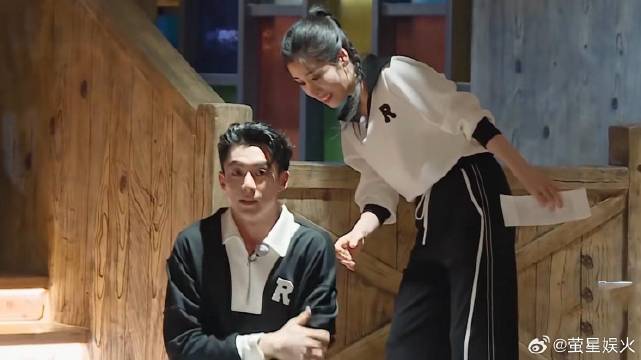 王鹤棣被猪队友张碧晨撕掉 下秒强忍怒气不发火，看得人血压飙升