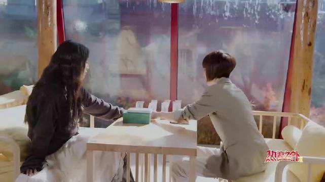 马思纯坦言曾自卑不敢自夸，鲁豫谈人应珍惜当下认可自我