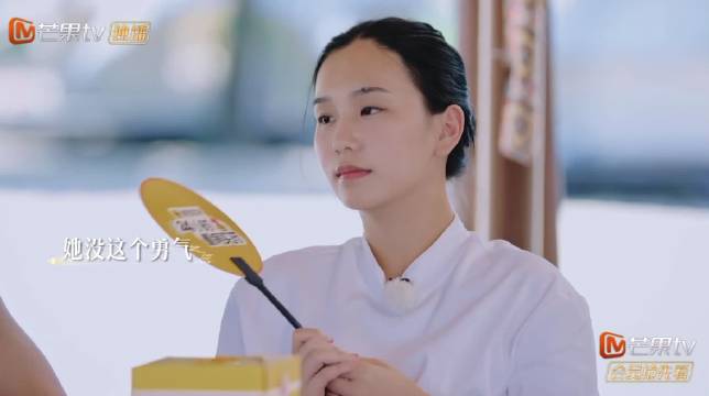 papi酱称离婚家产全给何美延但头巾除外