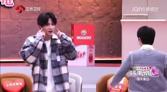 周深夸薛之谦嘴角翘如灯笼，观众齐刷弹幕互动