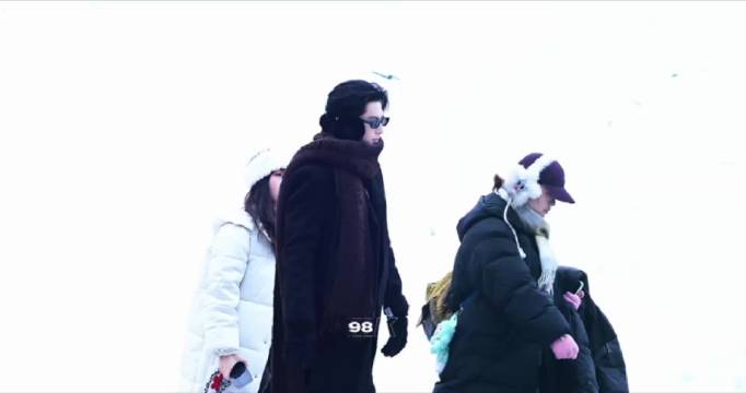 王鹤棣宇宙闪烁请注意东北路透，黑风衣墨镜造型好帅，心软的神来了