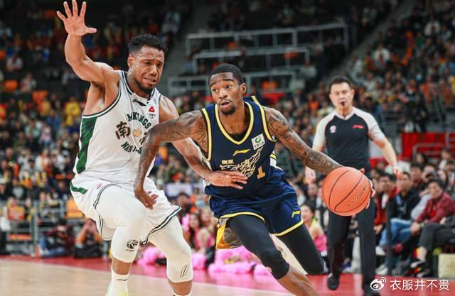 CBA焦点战前瞻：广东男篮客场挑战浙江男篮，徐杰带伤出战杜锋重用奇兵