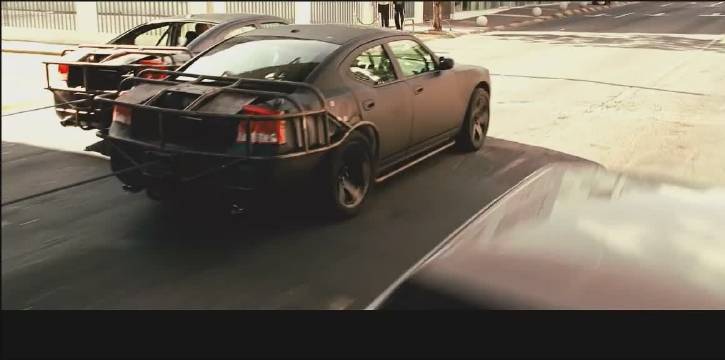 保罗沃克经典动作：两跑车拖着大钱箱飞驰在大街上，肾上腺爆棚