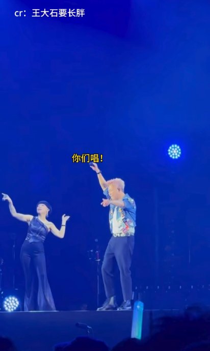 陶喆演唱会递话筒遇冷场，二次指挥引全场合唱