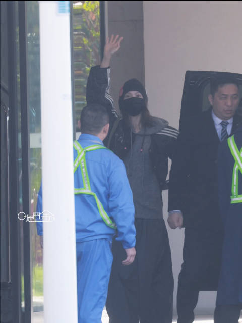 孤注一掷未曝光片场照 路易威登品牌大使金晨 回剧组咯