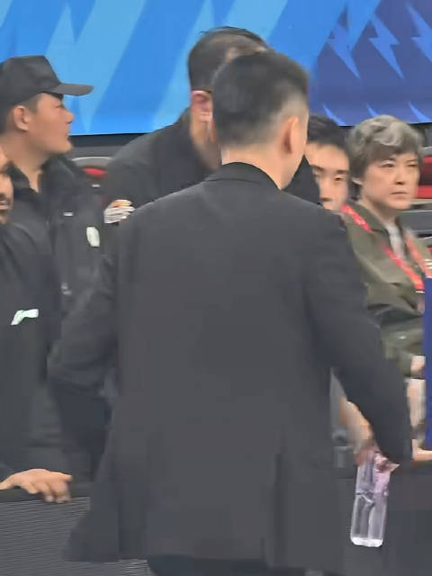 离场的时候有点帅