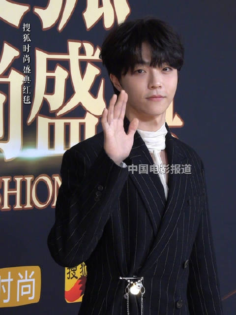 陈立农身着黑白条纹西装亮相2025搜狐时尚盛典，帅气优雅