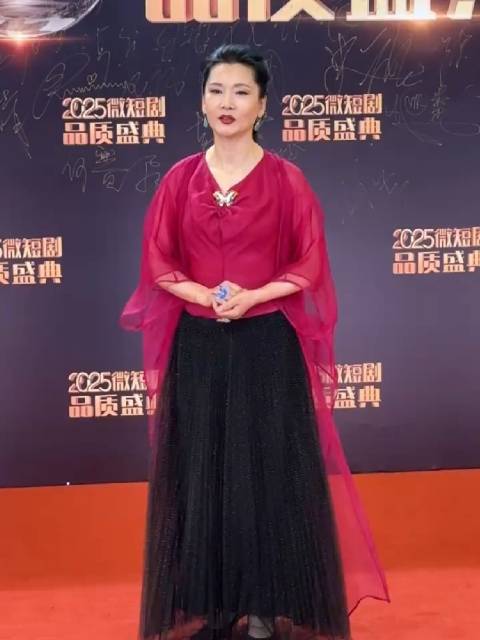 何赛飞谈童年学戏从影艰辛，坦言做女生要扛太多