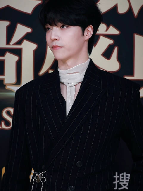 陈立农亮相搜狐时尚盛典红毯，媒体说我是你的女孩，陈立农害羞的笑了