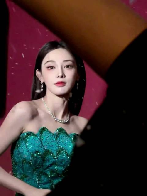 彭小苒出发图启用造雪机，梦回东宫小枫