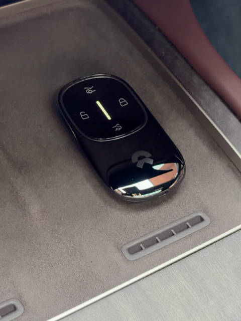 蔚来这陶瓷车钥匙太优雅了