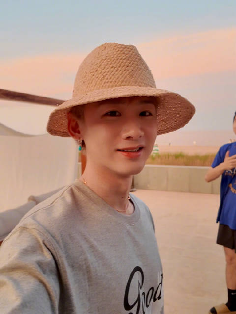 白敬亭谈30岁心态转变，幽默分享北京涮肉