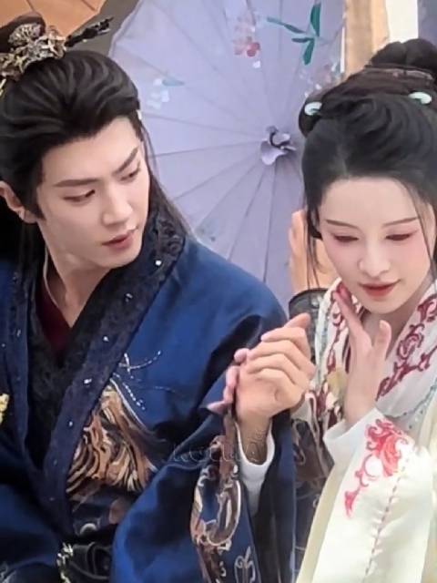 陈哲远李沁跨年互动引期待，网友呼吁二搭新剧