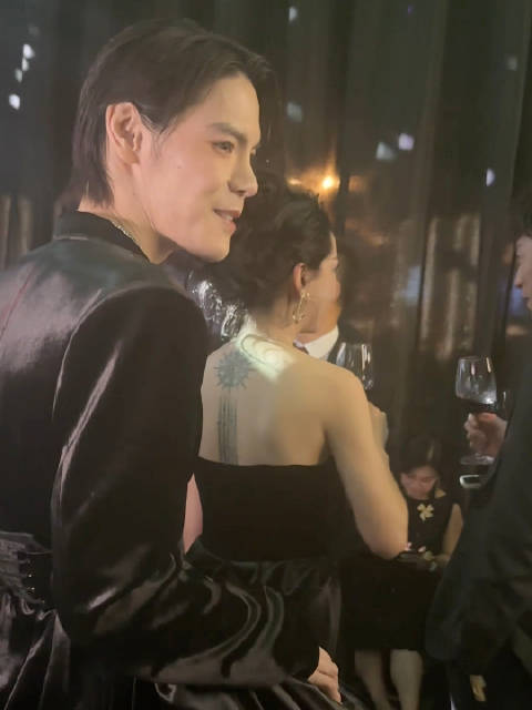 新浪娱乐盛典突击队@向佐JackyHeung 360度转圈展示礼服