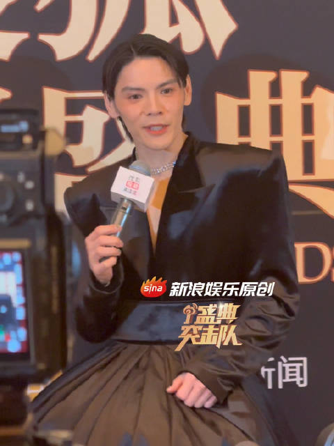 向佐幽默回应男装造型称今天不辣眼睛