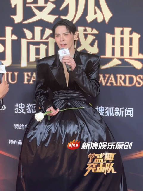 向佐红毯旋转展示造型，称设计尊重女性