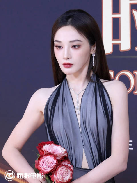 姐姐杀我..！@彭小苒 今天这套完全是辣疯了！爱看多穿