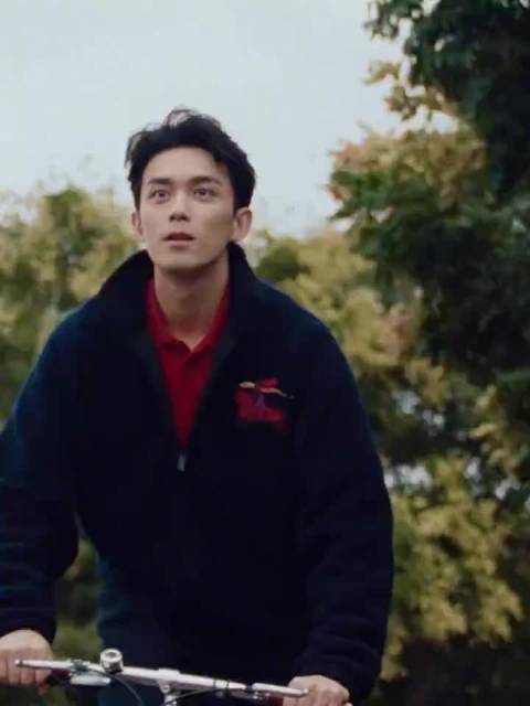 出镜新禧贺岁系列大片，化身俊逸骑行少年，以先锋姿态精准呼应马年新春意象