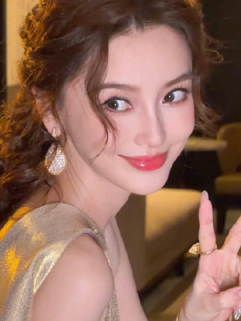 Angelababy金粉裙亮相芭莎艺术之夜