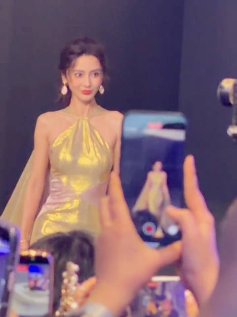 Angelababy 芭莎艺术之夜红毯压轴