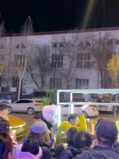 谢霆锋12月15日与糖葫芦小哥合影后走错方向